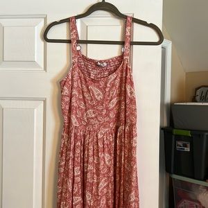 Maxi dress like new kind of a maybe color white paisley print